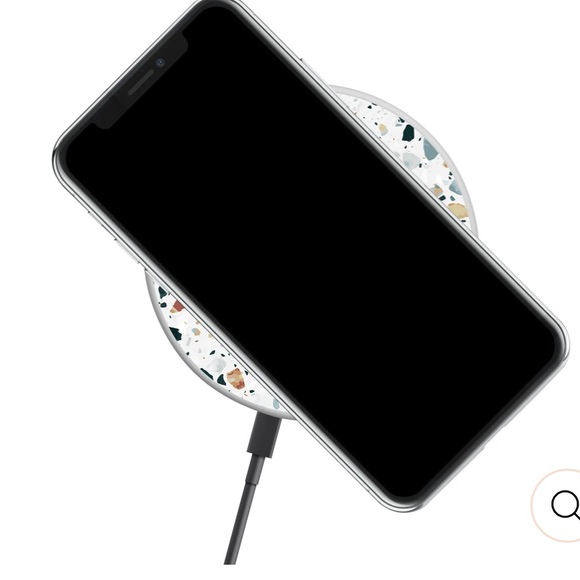 Hang Accessories Wireless Charging Pad in Parrot - Picture 3 of 3